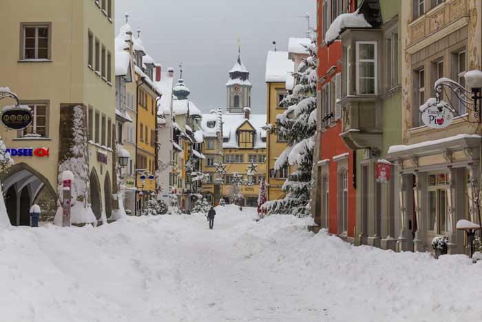 Tiefschnee auf der Insel Lindau im Bodensee
